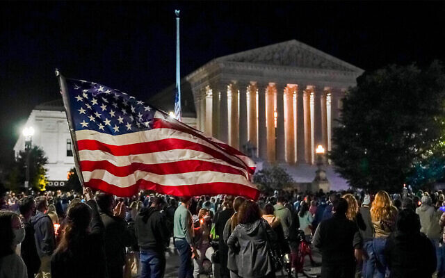 Les Américains se rassemblent pour rendre hommage à la regrettée juge de la Cour suprême Ruth Bader Ginsburg à Washington, le 19 septembre 2020 (Crédit : AP Photo/J. Scott Applewhite) Les Américains se rassemblent pour rendre hommage à la regrettée juge de la Cour suprême Ruth Bader Ginsburg à Washington, le 19 septembre 2020 (Crédit : AP Photo/J. Scott Applewhite)