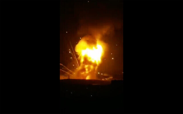 Capture d'écran d'une vidéo montrant une grande explosion dans une base de l'armée jordanienne près de la capitale, Amman, le 11 septembre 2020. (Capture d'écran / Twitter) Capture d'écran d'une vidéo montrant une grande explosion dans une base de l'armée jordanienne près de la capitale, Amman, le 11 septembre 2020. (Capture d'écran / Twitter)
