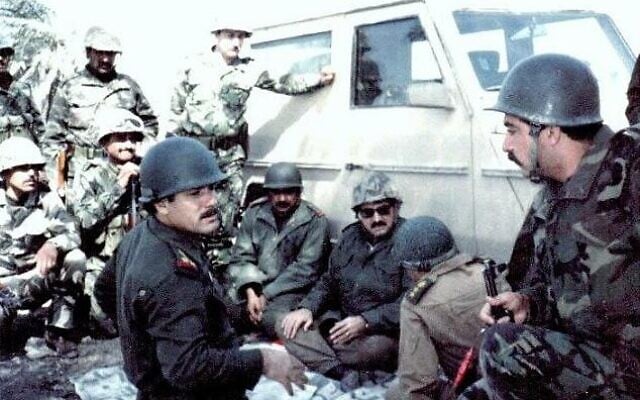 Des commandants irakiens discutant de leur stratégie sur le front de la guerre Iran-Irak, en 1986. (Domaine public) Des commandants irakiens discutant de leur stratégie sur le front de la guerre Iran-Irak, en 1986. (Domaine public)