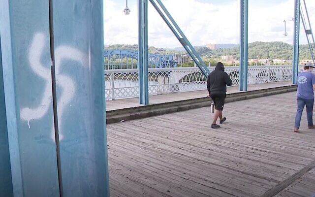 Capture d'écran tirée de la vidéo d'une croix gammée peinte sur le pont de Walnut Street à Chattanooga, Tennessee, le 13 septembre 2020. (News Channel 9)