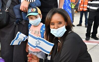 La ministre de l'Intégration Pnina Tamano Shata accueille des nouveaux immigrants en Israël, le 3 août 2020. (Crédit : Shlomi Amsalem)
