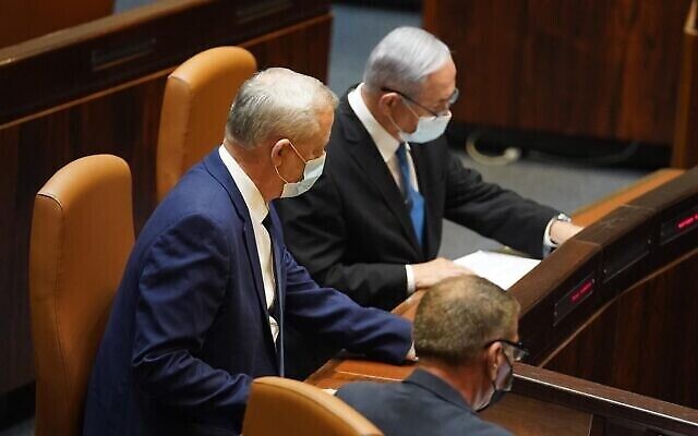Le ministre de la Défense Benny Gantz (à gauche) et le Premier ministre Benjamin Netanyahu lors du plénum de la Knesset, le 24 août 2020. (Bureau du porte-parole de la Knesset)