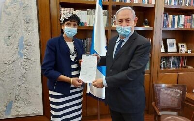 Le Premier ministre Benjamin Netanyahu, accueillant Shuli Moalem-Refaeli au sein du Likoud, le 2 septembre 2020. (Likoud)