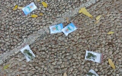 Des pochons de marijuana dispersés dans Tel Aviv  par un drone, le 3 septembre 2020. (Crédit : police israélienne)