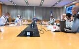 Le ministre de la Défense Benny Gantz lors d'une réunion pour faire le point sur le traitement du coronavirus par l'armée israélienne, le 21 septembre 2020. (Ariel Harmoni/Ministère de la Défense)
