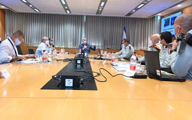 Le ministre de la Défense Benny Gantz lors d'une réunion pour faire le point sur le traitement du coronavirus par l'armée israélienne, le 21 septembre 2020. (Ariel Harmoni/Ministère de la Défense)