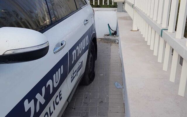 Les pneus crevés d'une voiture de police dans l'implantation de Yitzhar, en Cisjordanie, le 23 septembre 2020 (Crédit : Police israélienne) i
