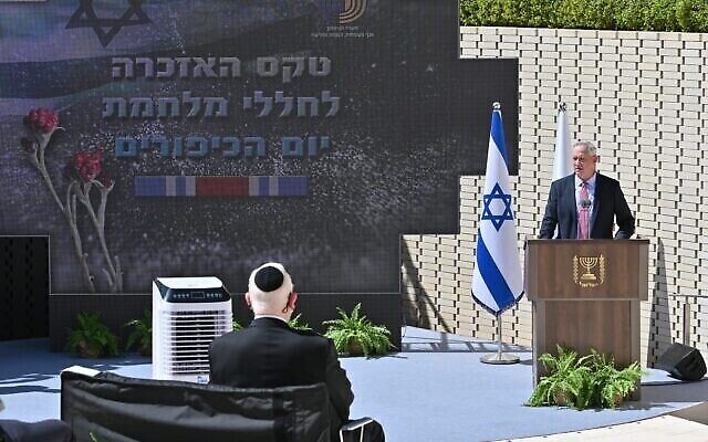 Le ministre de la Défense Benny Gantz s'exprime lors de la cérémonie annuelle en l'honneur des soldats tombés pendant la guerre de Kippour en 1973, depuis le mont Herzl, le 29 septembre 2020. (Ariel Hermoni/Ministère de la Défense) Le ministre de la Défense Benny Gantz s'exprime lors de la cérémonie annuelle en l'honneur des soldats tombés pendant la guerre de Kippour en 1973, depuis le mont Herzl, le 29 septembre 2020. (Ariel Hermoni/Ministère de la Défense)