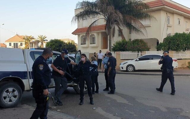 La police israélienne sur les lieux du meurtre d'un homme, tué par balles, dans la ville arabe de Tira, le 29 septembre 2020. (Crédit : Police israélienne)
