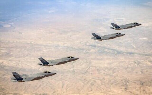 Des avions de chasse F-35 israéliens et américains participent à un exercice conjoint au-dessus du sud d'Israël, le 29 mars 2020. (Armée israélienne) Des avions de chasse F-35 israéliens et américains participent à un exercice conjoint au-dessus du sud d'Israël, le 29 mars 2020. (Armée israélienne)