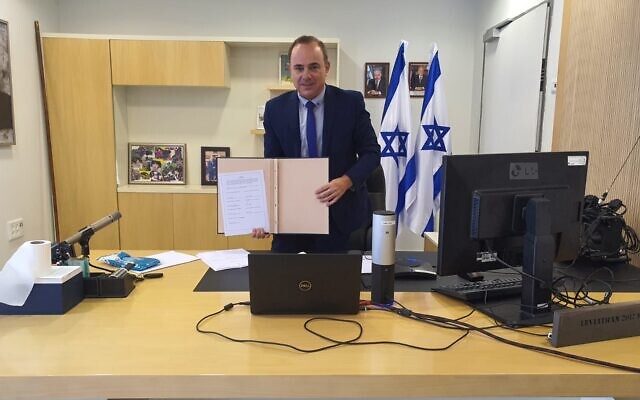 Le ministre israélien de l'Energie, Yuval Steinitz, pose avec une copie des statuts du EastMed Gas Forum (EMGF), signés par Israël, l'Egypte, la Jordanie, la Grèce, Chypre, l'Italie et l'Autorité palestinienne, le 22 septembre 2020. (Ministère de l'Energie) Le ministre israélien de l'Energie, Yuval Steinitz, pose avec une copie des statuts du EastMed Gas Forum (EMGF), signés par Israël, l'Egypte, la Jordanie, la Grèce, Chypre, l'Italie et l'Autorité palestinienne, le 22 septembre 2020. (Ministère de l'Energie)