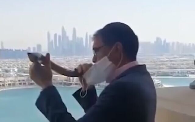 Yehuda Sarna, grand rabbin des Emirats arabes unis, fait sonner le shofar à Dubaï, le 18 septembre 2020. (Capture d'écran) Yehuda Sarna, grand rabbin des Emirats arabes unis, fait sonner le shofar à Dubaï, le 18 septembre 2020. (Capture d'écran)
