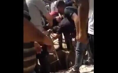 Les tentatives de sauver six Palestiniens tombés dans une fosse d'eaux usées dans un village de Cisjordanie, le 26 septembre 2020 (Capture d'écran)