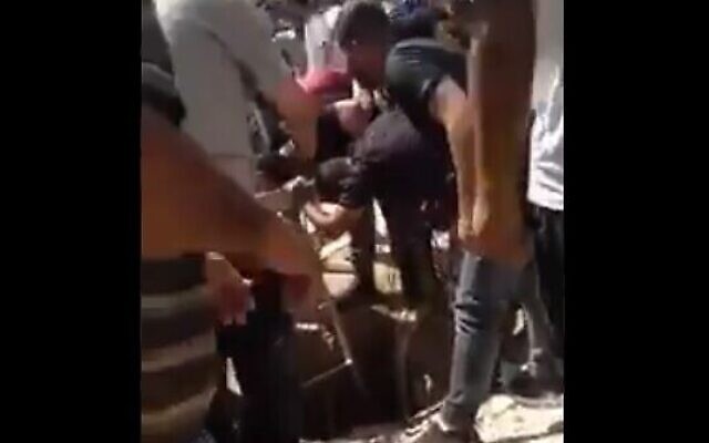 Les tentatives de sauver six Palestiniens tombés dans une fosse d'eaux usées dans un village de Cisjordanie, le 26 septembre 2020 (Capture d'écran) Les tentatives de sauver six Palestiniens tombés dans une fosse d'eaux usées dans un village de Cisjordanie, le 26 septembre 2020 (Capture d'écran)