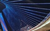 Le Pont de Cordes rénové s'éclaire  à l'entrée de Jérusalem, le 17 septembre 2020 (Crédit : Municipalité de Jérusalem)