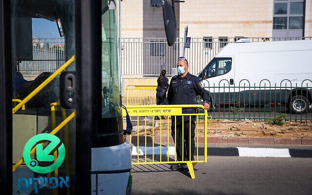Un bus à l'entrée d'un quartier d'Ashdod, le 2 juillet 2020, lors d'une fermeture de certaines parties de la ville (Flash90)