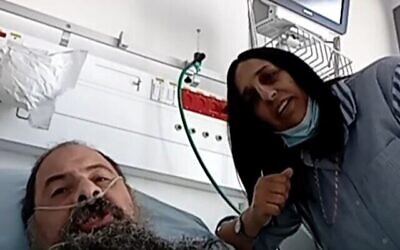 Asher Biton et son épouse Rivka (R) s'entretiennent avec la Treizième chaîne, le 25 septembre 2020 (Capture écran)