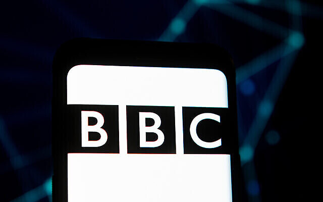 Un logo de la BBC sur un smartphone. (Photo illustrative de Mateusz Slodkowski/SOPA Images/LightRocket via Getty Images via JTA)
