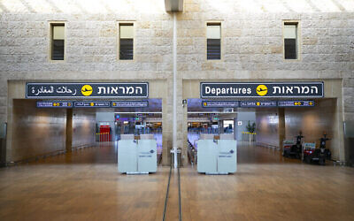 La salle de départ du Terminal 3 de l'aéroport Ben Gurion restée déserte, le 17 août 2020. (Olivier Fitoussi/Flash90)