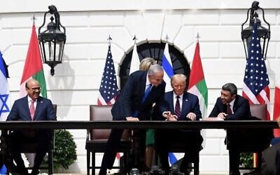 Le ministre des Affaires étrangères du Bahreïn, Khalid bin Ahmed Al Khalifa, le Premier ministre israélien Benjamin Netanyahu, le président américain Donald Trump et le ministre des Affaires étrangères des Émirats arabes unis, Abdullah bin Zayed bin Sultan Al Nahyan, signent les accords de normalisation entre les pays sur la pelouse sud de la Maison blanche, le 15 septembre 2020 (Avi Ohayon / GPO)