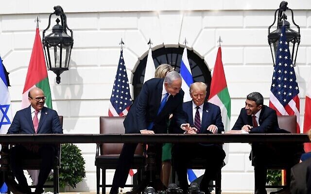 Le ministre des Affaires étrangères du Bahreïn, Khalid bin Ahmed Al Khalifa, le Premier ministre israélien Benjamin Netanyahu, le président américain Donald Trump et le ministre des Affaires étrangères des Émirats arabes unis, Abdullah bin Zayed bin Sultan Al Nahyan, signent les accords de normalisation entre les pays sur la pelouse sud de la Maison blanche, le 15 septembre 2020 (Avi Ohayon / GPO)