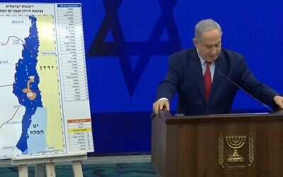 Le Premier ministre Benjamin Netanyahu prononçant un discours de campagne à côté d'une carte des zones proposées pour l'annexion de la Cisjordanie le 10 septembre 2019. (capture d'écran : Facebook)