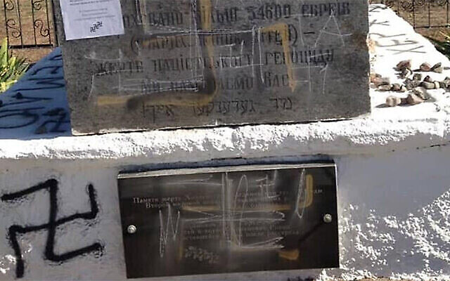 Un monument commémorant les victimes de la Shoah vandalisé à Bogdanovka, en Ukraine le 15 septembre 2020. (Crédit : Eduard Dolinsky)