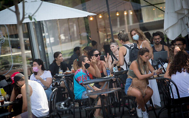 Des gens sont assis dans un café à Tel-Aviv, le 16 septembre 2020. (Miriam Alster/FLASH90)