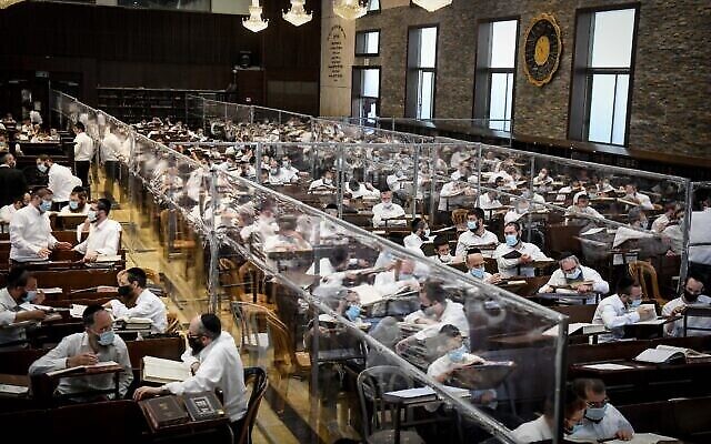Des hommes juifs ultra-orthodoxes étudient la Torah en petits groupes "en capsule" à la yeshiva Ateret Shlomo dans la ville de Modiin Illit, le 24 août 2020. (Yossi Zeliger/Flash90) Des hommes juifs ultra-orthodoxes étudient la Torah en petits groupes "en capsule" à la yeshiva Ateret Shlomo dans la ville de Modiin Illit, le 24 août 2020. (Yossi Zeliger/Flash90)