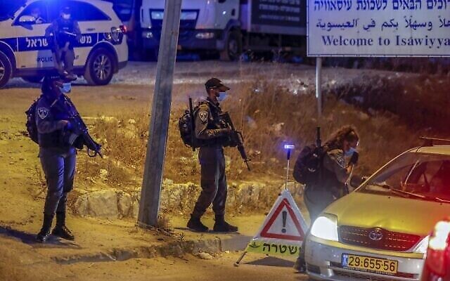 La police israélienne à un point de contrôle à l'entrée du quartier d'Issawiya à Jérusalem-Est, pour appliquer un verrouillage COVID-19 le 9 septembre 2020. (AHMAD GHARABLI/AFP) La police israélienne à un point de contrôle à l'entrée du quartier d'Issawiya à Jérusalem-Est, pour appliquer un verrouillage COVID-19 le 9 septembre 2020. (AHMAD GHARABLI/AFP)