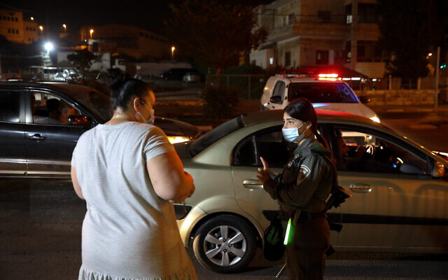 Policiers vus à l'entrée du quartier de Beit Hanina à Jérusalem-Est alors qu'Israël impose un couvre-feu nocturne dans une quarantaine de villes gravement touchées par le coronavirus, le 8 septembre 2020. (Olivier Fitoussi/Flash90)