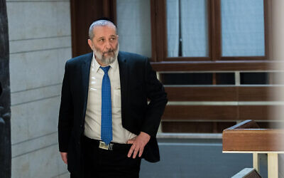 Le ministre de l'Intérieur Aryeh Deri à la Knesset, le 3 mars 2020. (Yonatan Sindel/Flash90)