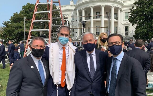 De gauche à droite : Les leaders de la communauté juive, le rabbin Bruce Lustig, le rabbin Yehuda Sarna, Eric Fingerhut et Ross Kriel, lors de la cérémonie de paix de la Maison Blanche, le 15 septembre 2020 (Autorisation)