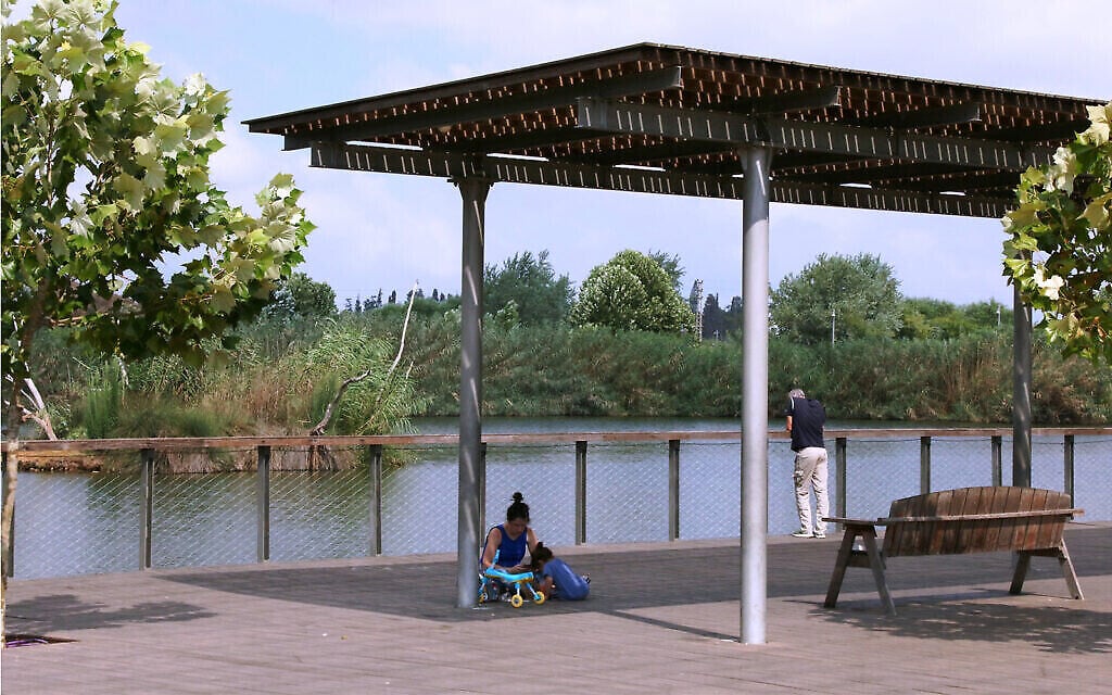 Un cours d'eau dans le parc écologique de Hod Hasharon. (Shmuel Bar-Am)