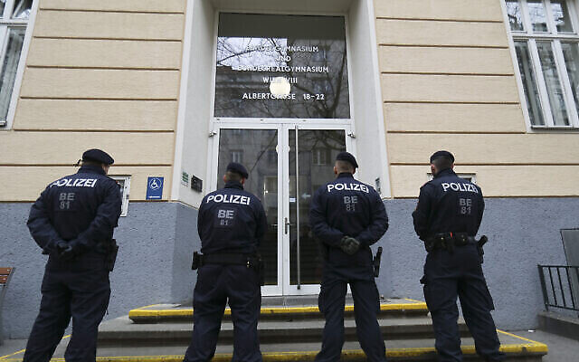 La police devant une école à Vienne, en Autriche, le 26 février 2020. Photo illustrative. (AP Photo/Roland Zak)