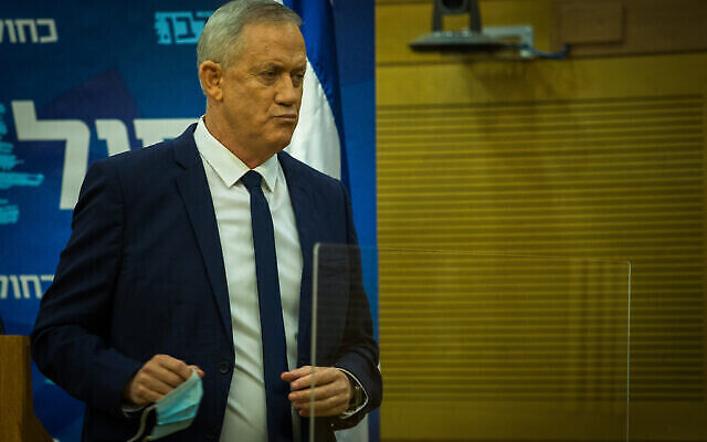 Le ministre de la Défense Benny Gantz fait une déclaration aux médias à la Knesset, le 24 août 2020. (Oren Ben Hakoon/Flash90)