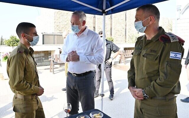 Le ministre de la Défense Benny Gantz, au centre, parle à un officier de Tsahal sous le regard du chef d’état-major de l’armée, le lieutenant général Aviv Kohavi, à droite, lors d'une visite au commandement central de Tsahal à Jérusalem, le 15 septembre 2020. (Ariel Hermoni/Ministère de la Défense)