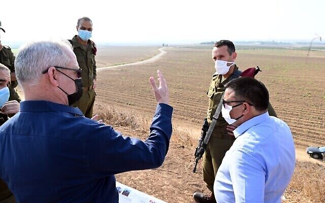 Le ministre de la Défense Benny Gantz (à gauche) visite le front de Gaza aux côtés de responsables militaires, 16 septembre 2020 (Ariel Hermoni/Ministère de la Défense)