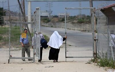 Des Palestiniens au point de passage d'Erez avec Israël près de Beit Hanoun, au nord de la bande de Gaza, le 27 août 2018. (AFP/Mahmud Hams)