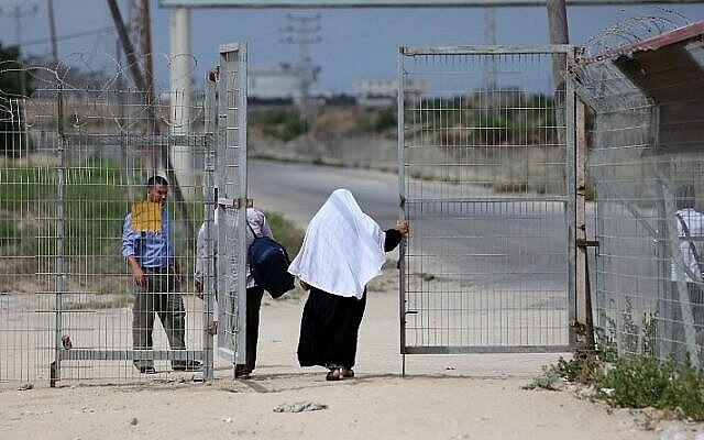 Des Palestiniens au point de passage d'Erez avec Israël près de Beit Hanoun, au nord de la bande de Gaza, le 27 août 2018. (AFP/Mahmud Hams) Des Palestiniens au point de passage d'Erez avec Israël près de Beit Hanoun, au nord de la bande de Gaza, le 27 août 2018. (AFP/Mahmud Hams)