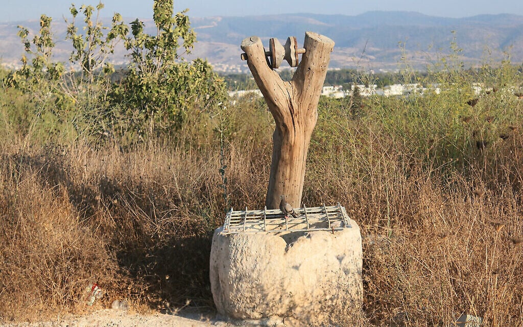 Une citerne dans le jardin archéologique de Givat Titora. Un sceau servait à y récupérer l'eau à l'aide d'une poulie installée dans un arbre. (Shmuel Bar-Am)
