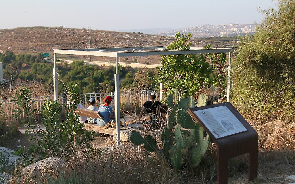 Un point d'observation à côté d'un mikveh dans le jardin archéologique de Givat Titora. (Shmuel Bar-Am)