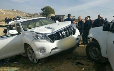 La police israélienne se tient à côté d'un véhicule qui a percuté des policiers dans le village bédouin d'Umm al-Hiran, dans le désert du Néguev, le 18 janvier 2017. (Police israélienne)
