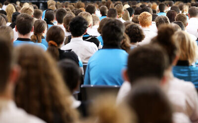 Illustration : De nombreux élèves assis dans une assemblée de lycée. (Lincoln Beddoe/ Istock Images)