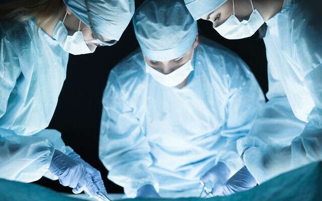 Illustration. Chirurgiens au travail dans une salle d'opération. (iStock)