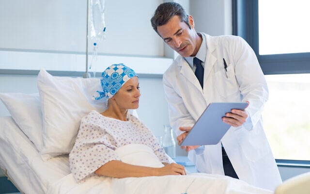 Un médecin et une malade du cancer dans l'unité d'un hôpital. Photo d'illustration. (Crédit : Ridofranz; iStock by Getty Images) Un médecin et une malade du cancer dans l'unité d'un hôpital. Photo d'illustration. (Crédit : Ridofranz; iStock by Getty Images)