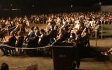 Une photo du public respectant la distanciation sociale lors d'un concert d'Idan Raichel à Tel-Aviv le 12 septembre 2020. (Capture d'écran : YouTube)