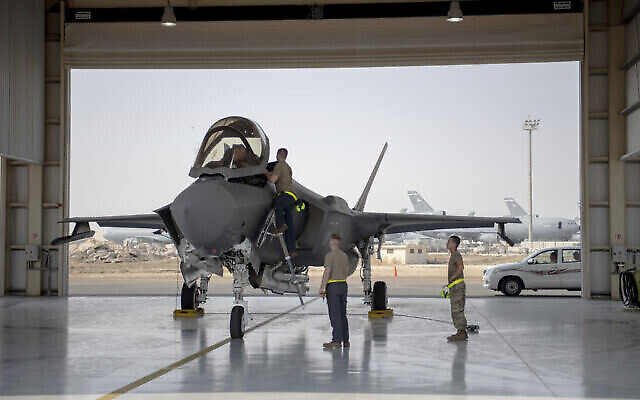 En ce 5 août 2019, photo publiée par l'US Air Force, un pilote et un équipage de chasseur F-35 se préparent pour une mission à la base aérienne d'Al-Dhafra aux Emirats Arabes Unis. (Sergent d'état-major Chris Thornbury/US Air Force via AP)