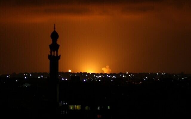 Des fumées et des flammes sont observées suite à une frappe aérienne israélienne dans la ville de Khan Yunis, au sud de la bande de Gaza, le 16 septembre 2020, en réponse à des tirs de roquettes sur Israël (photo de SAID KHATIB/AFP) Des fumées et des flammes sont observées suite à une frappe aérienne israélienne dans la ville de Khan Yunis, au sud de la bande de Gaza, le 16 septembre 2020, en réponse à des tirs de roquettes sur Israël (photo de SAID KHATIB/AFP)