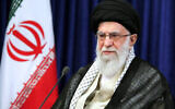 Le guide suprême, l'ayatollah Ali Khamenei, s'exprime à l'occasion de l'anniversaire de la mort du fondateur de la République islamique, l'ayatollah Ruhollah Khomeini, représenté sur l'affiche en haut au centre, dans son mausolée à Téhéran, en Iran, le 4 juin 2022. (Crédit : Bureau du Guide suprême iranien/AP)